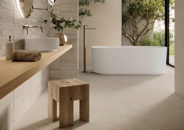 Baño con azulejos efecto piedra en tonos cálidos, colección Origin de Cifre