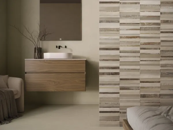 Baño con azulejos efecto piedra en tonos cálidos, colección Origin de Cifre