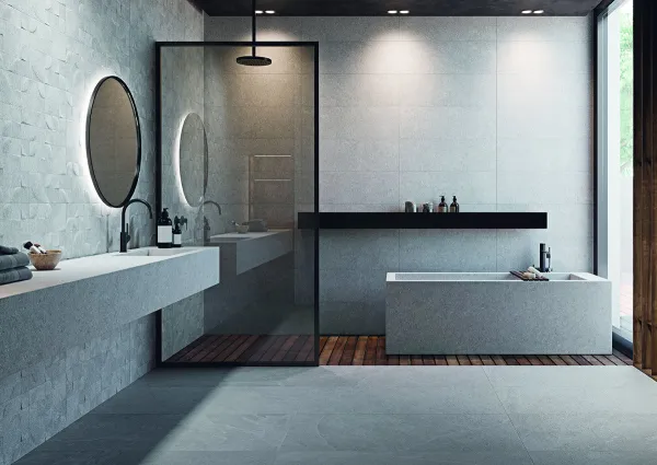 Baño con azulejos efecto piedra en tonos fríos, colección Overland de Cifre