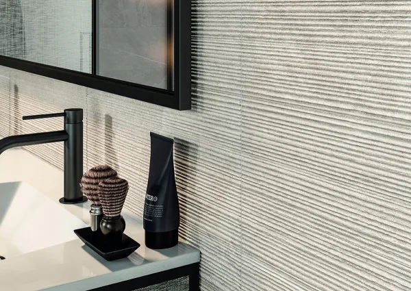 Baño con azulejos efecto piedra en tonos neutros, colección Overland de Cifre