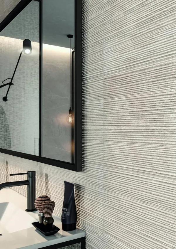 Baño con azulejos efecto piedra en tonos neutros, colección Overland de Cifre