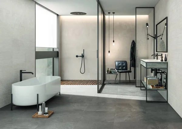 Baño con azulejos efecto piedra en tonos neutros, colección Overland de Cifre