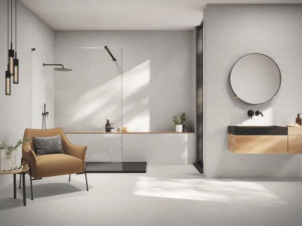 Baño con azulejos efecto piedra en tonos neutros, colección Pacific de Colorker