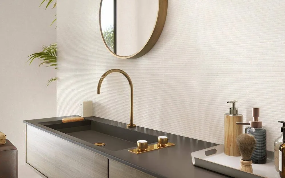 Baño con azulejos efecto piedra en tonos cálidos, colección Pacific de Colorker