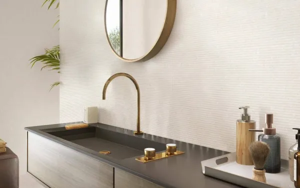 Baño con azulejos efecto piedra en tonos cálidos, colección Pacific de Colorker