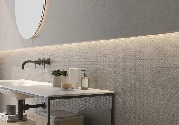 Baño con azulejos efecto piedra en tonos neutros, colección Palco de Argenta