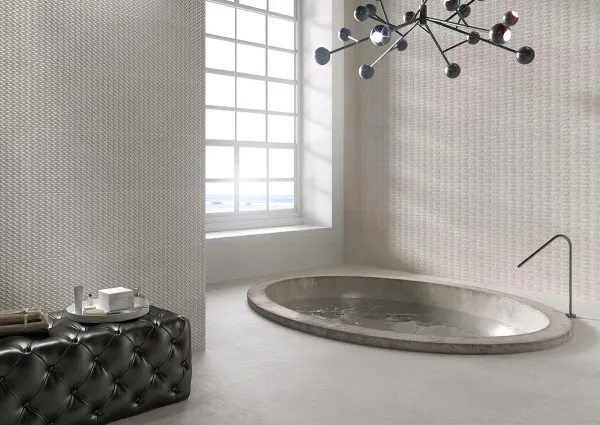 Baño con azulejos efecto piedra en tonos neutros, colección Palomastone wall de TAU ceràmica