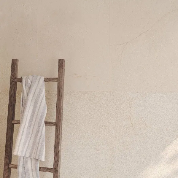 Baño con azulejos efecto piedra en tonos cálidos, colección Pietra di sicilia de Marazzi