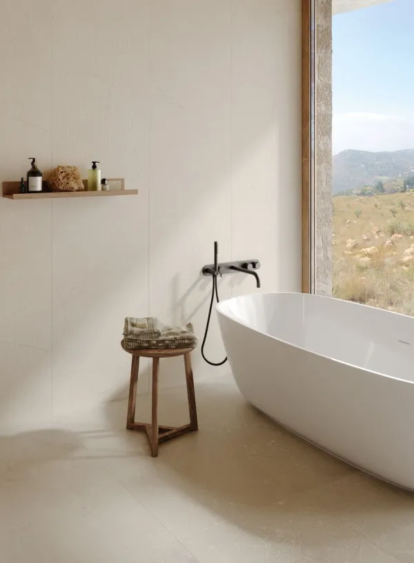 Baño con azulejos efecto piedra en tonos cálidos, colección Pietra di sicilia de Marazzi