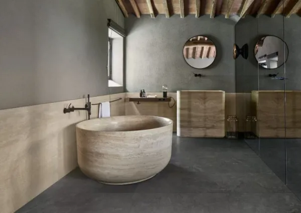 Baño con azulejos efecto piedra, colección Pietra ligure de Marazzi