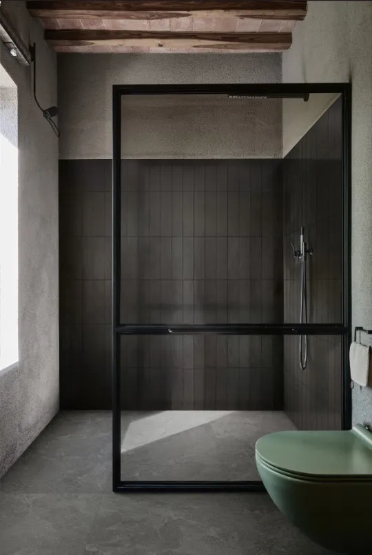 Baño con azulejos efecto piedra en tonos neutros, colección Pietra ligure de Marazzi