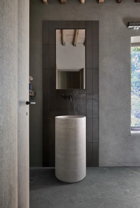 Baño con azulejos efecto piedra en tonos neutros, colección Pietra ligure de Marazzi