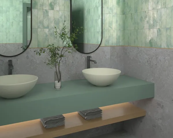 Baño con azulejos efecto piedra en tonos fríos, colección Pietra viva de Dune
