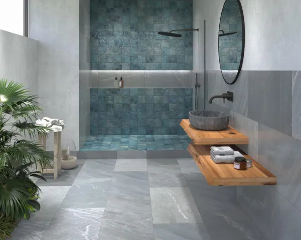 Baño con azulejos efecto piedra en tonos fríos, colección Pietrasanta de Dune