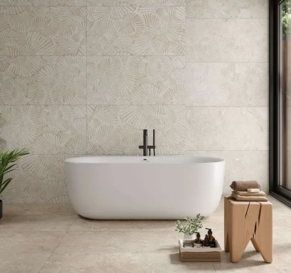 Baño con azulejos efecto piedra en tonos cálidos, colección Portland de Alaplana