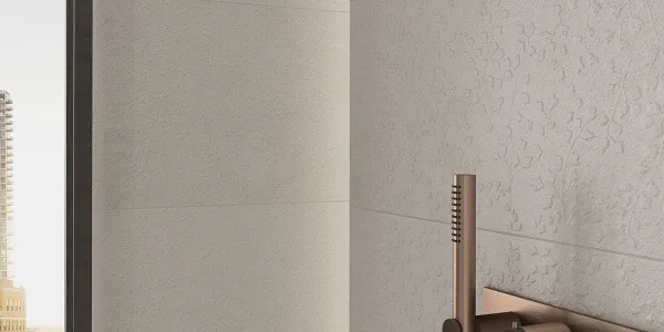 Baño con azulejos efecto piedra, colección Portwall de TAU ceràmica