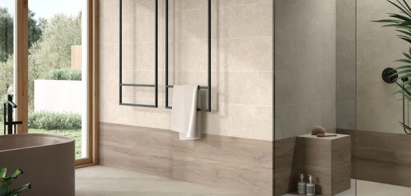 Baño con azulejos efecto piedra en tonos cálidos, colección Portwall de TAU ceràmica