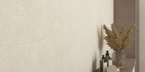 Baño con azulejos efecto piedra en tonos cálidos, colección Portwall de TAU ceràmica
