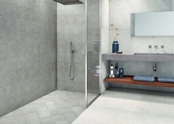 Baño con azulejos efecto piedra en tonos neutros, colección Posets de Natucer