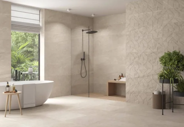 Baño con azulejos efecto piedra en tonos cálidos, colección Premiere de Colorker