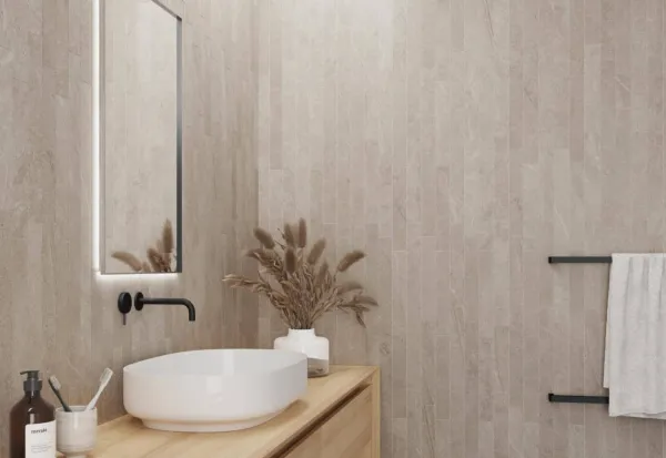 Baño con azulejos efecto piedra en tonos cálidos, colección Premiere de Colorker
