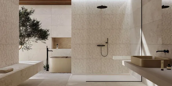 Baño con azulejos efecto piedra en tonos cálidos, colección Provenza de Durstone