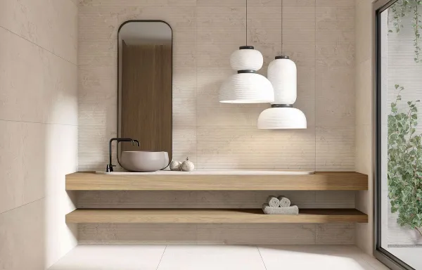 Baño con azulejos efecto piedra en tonos cálidos, colección Provenza de Durstone