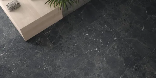 Baño con azulejos efecto piedra en tonos neutros, colección Pulse de Mikonos
