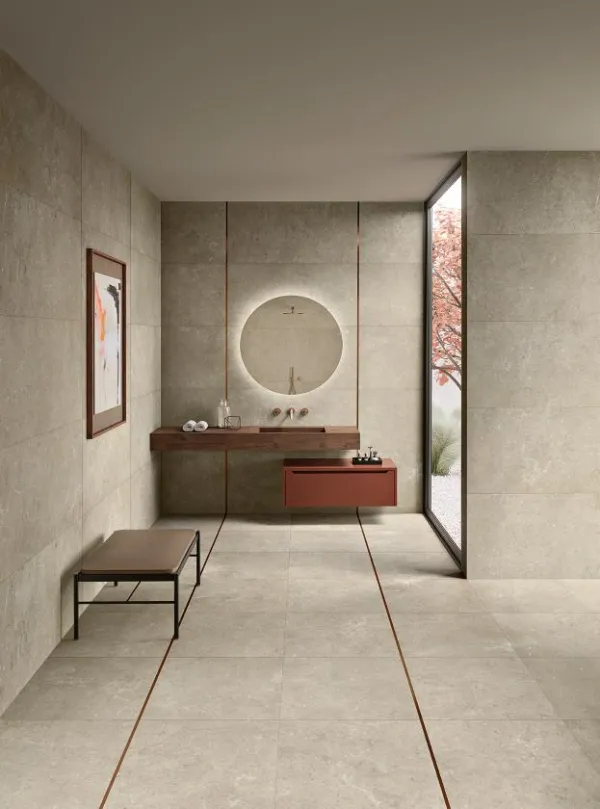 Baño con azulejos efecto piedra en tonos cálidos, colección Pure stone de Margres