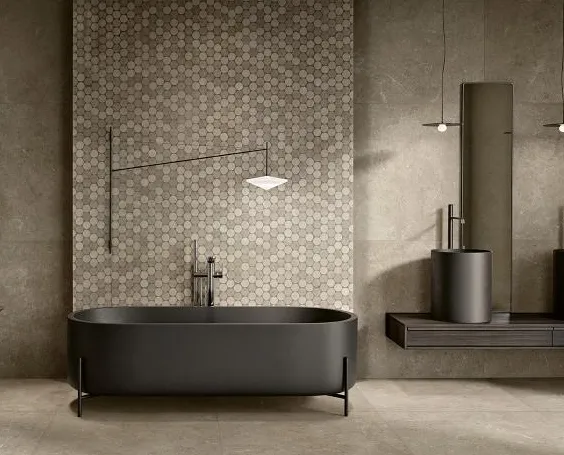 Baño con azulejos efecto piedra en tonos cálidos, colección Pure stone de Margres