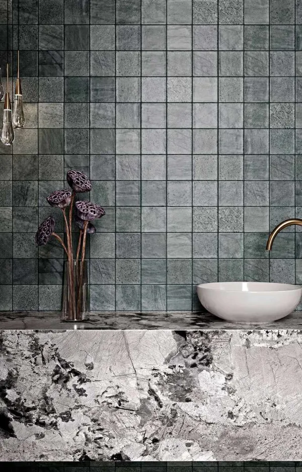 Baño con azulejos efecto piedra en tonos fríos, colección Quarz de Ribesalbes