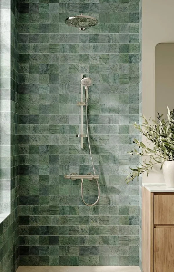 Baño con azulejos efecto piedra en tonos fríos, colección Quarz de Ribesalbes