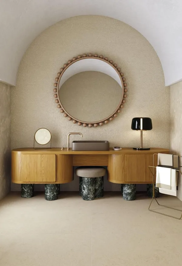 Baño con azulejos efecto piedra en tonos cálidos, colección Ragusa de Vives