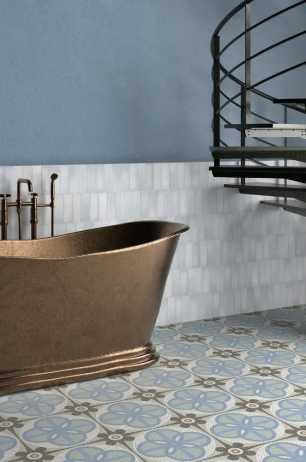 Baño con azulejos efecto piedra en tonos fríos, colección Renania de Dune