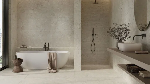 Baño con azulejos efecto piedra en tonos cálidos, colección Ribera de Grespania