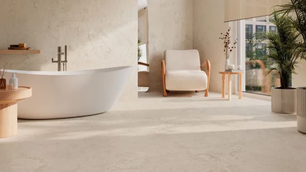 Baño con azulejos efecto piedra en tonos cálidos, colección Ribera de Grespania