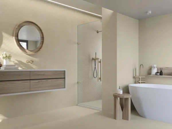 Baño con azulejos efecto piedra en tonos cálidos, colección Rift de Cifre