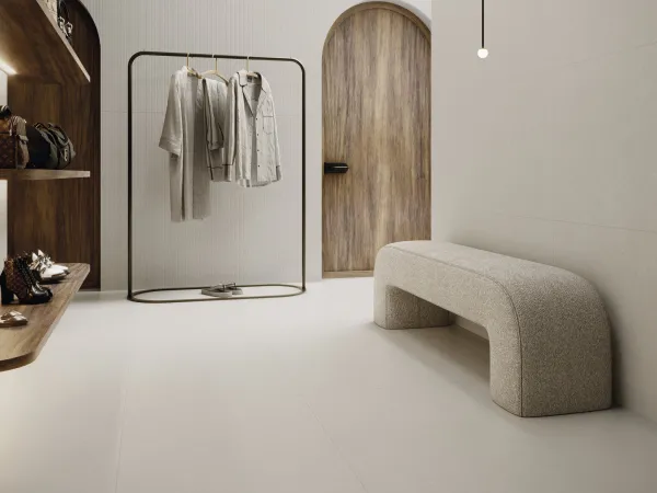 Baño con azulejos efecto piedra, colección Rift de Cifre