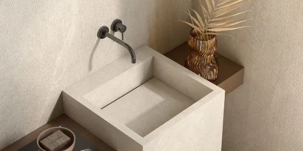 Baño con azulejos efecto piedra en tonos cálidos, colección Riviere de Roca