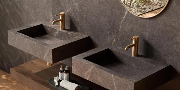 Baño con azulejos efecto piedra en tonos cálidos, colección Riviere de Roca