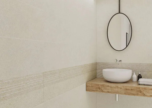 Baño con azulejos efecto piedra en tonos cálidos, colección Roadstone wall de TAU ceràmica