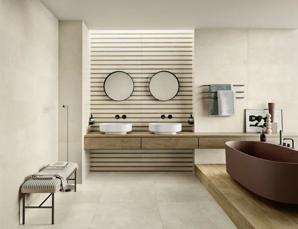 Baño con azulejos efecto piedra en tonos cálidos, colección Sense de Love Tiles