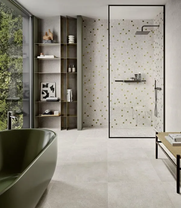 Baño con azulejos efecto piedra en tonos neutros, colección Sense de Love Tiles