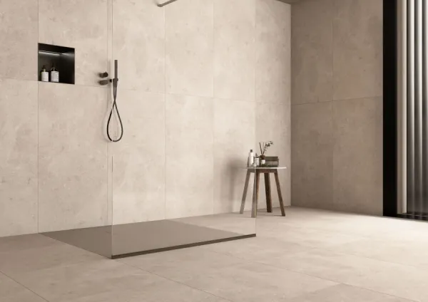 Baño con azulejos efecto piedra en tonos cálidos, colección Serenastone de TAU ceràmica