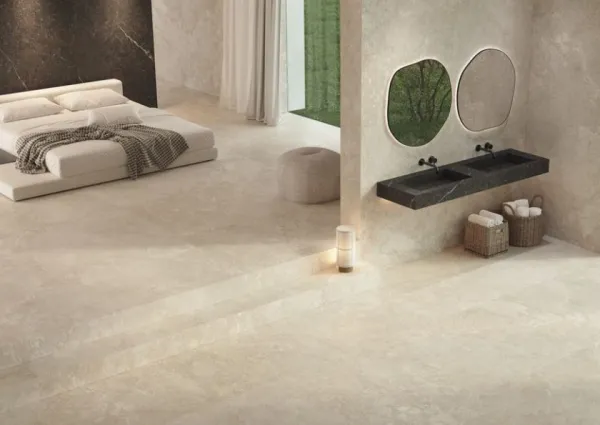 Baño con azulejos efecto piedra en tonos cálidos, colección Serene de Museum
