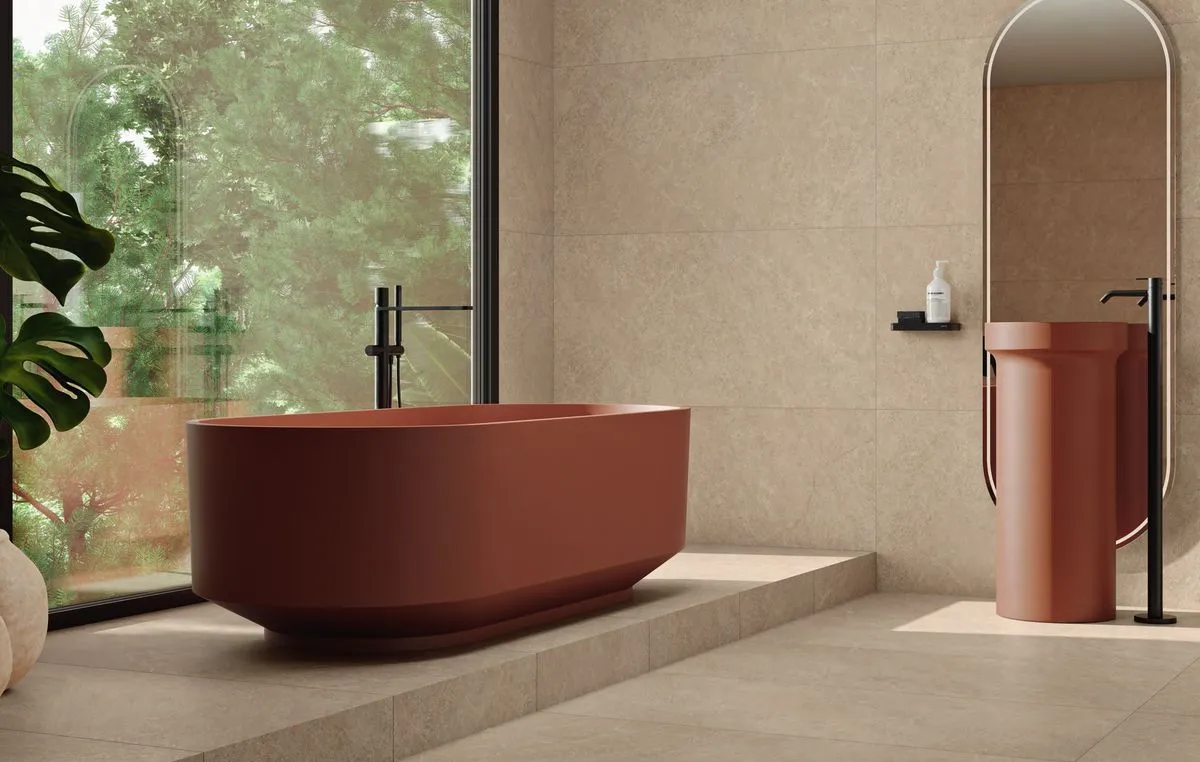 Baño con azulejos efecto piedra en tonos cálidos, colección Siberia de Alaplana