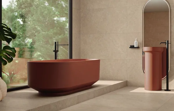 Baño con azulejos efecto piedra en tonos cálidos, colección Siberia de Alaplana