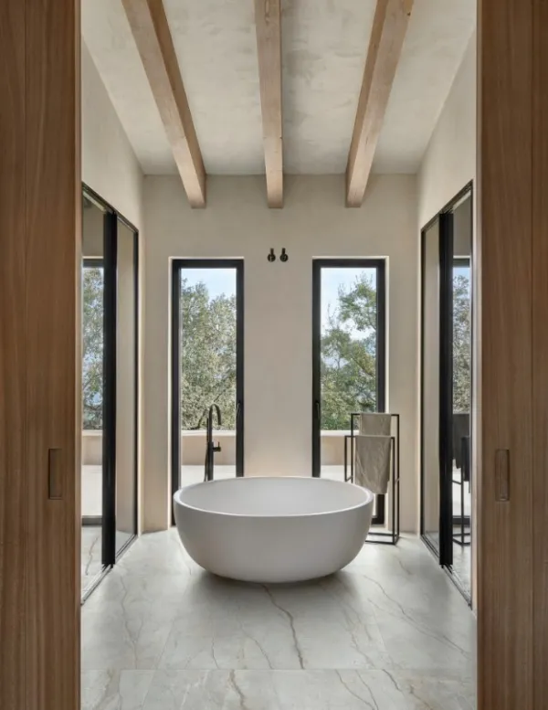 Baño con azulejos efecto piedra en tonos cálidos, colección Silver root de Marazzi
