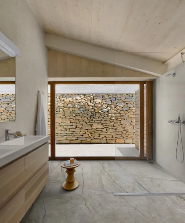 Baño con azulejos efecto piedra en tonos cálidos, colección Silver root de Marazzi