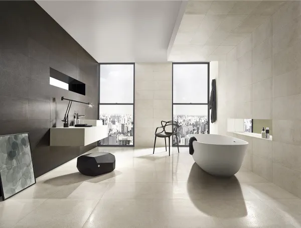 Baño con azulejos efecto piedra en tonos neutros, colección Slabstone de Margres